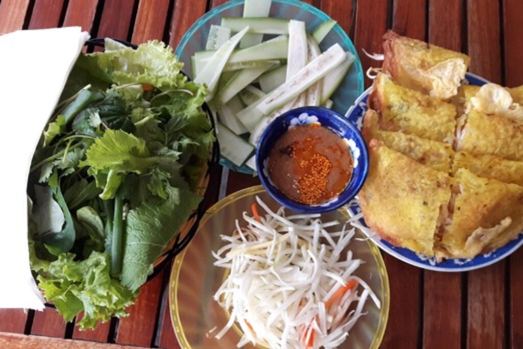 Travel to Da Nang, Try The Local Street Food “Banh Xeo”