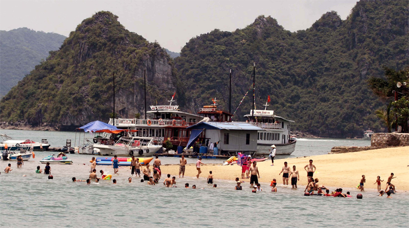 Zero-VND Tours with Chinese Tourists to Halong Bay