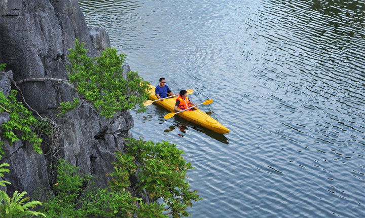 Kayaking Experience in Halong Bay 