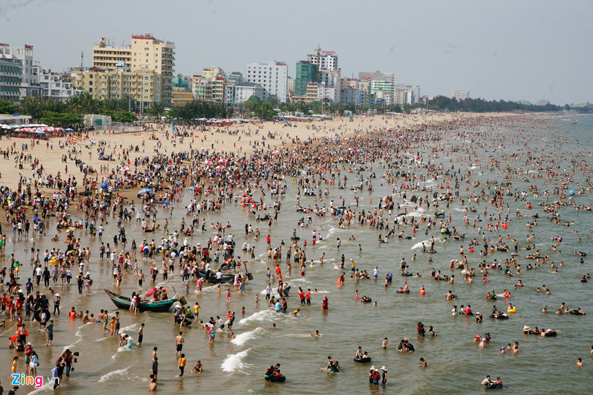 Beaches in Vietnam are always crowded during 30 Apr - 1 May Holiday!