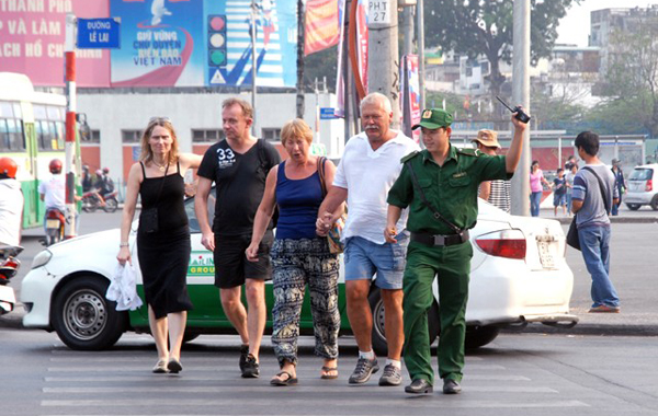 Encounter The Bewildering Traffic in Vietnam? Let just cross