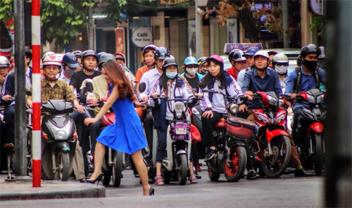 How to cross a road in Vietnam : r/funny