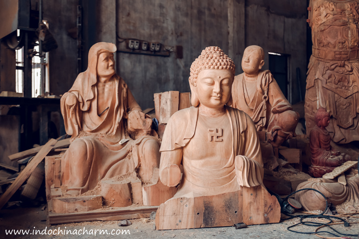 Some Buddhas are forming under the artist's hands