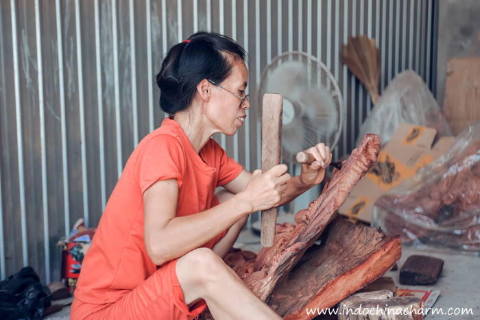 A lady is sculpting at Du Du village