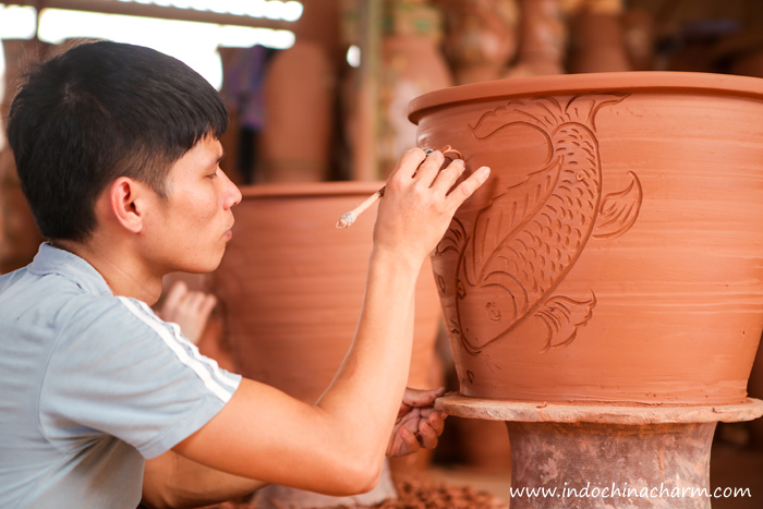 The steps of painting with colors at Phu Lang pottery village