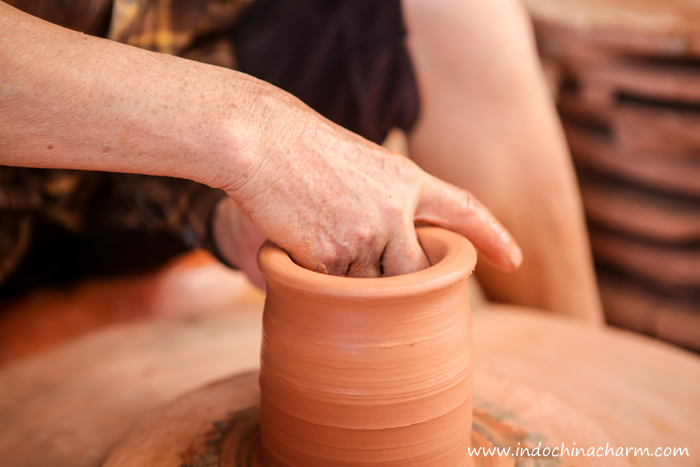 People use light-pink clay to make Phu Lang pottery
