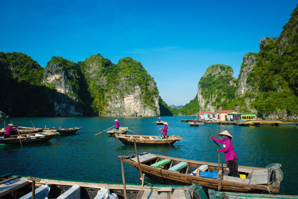 Visit Halong Bay Floating Villages to Experience Fisherman Daily Life