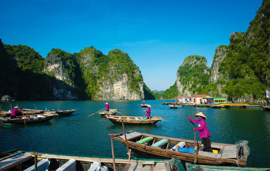 Visit Halong Bay Floating Villages to Experience Fisherman Daily Life