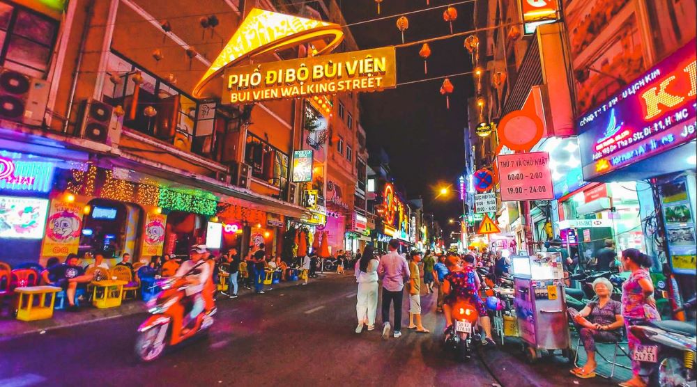 Bui Vien Western Street: Best Place for Backackers at Night
