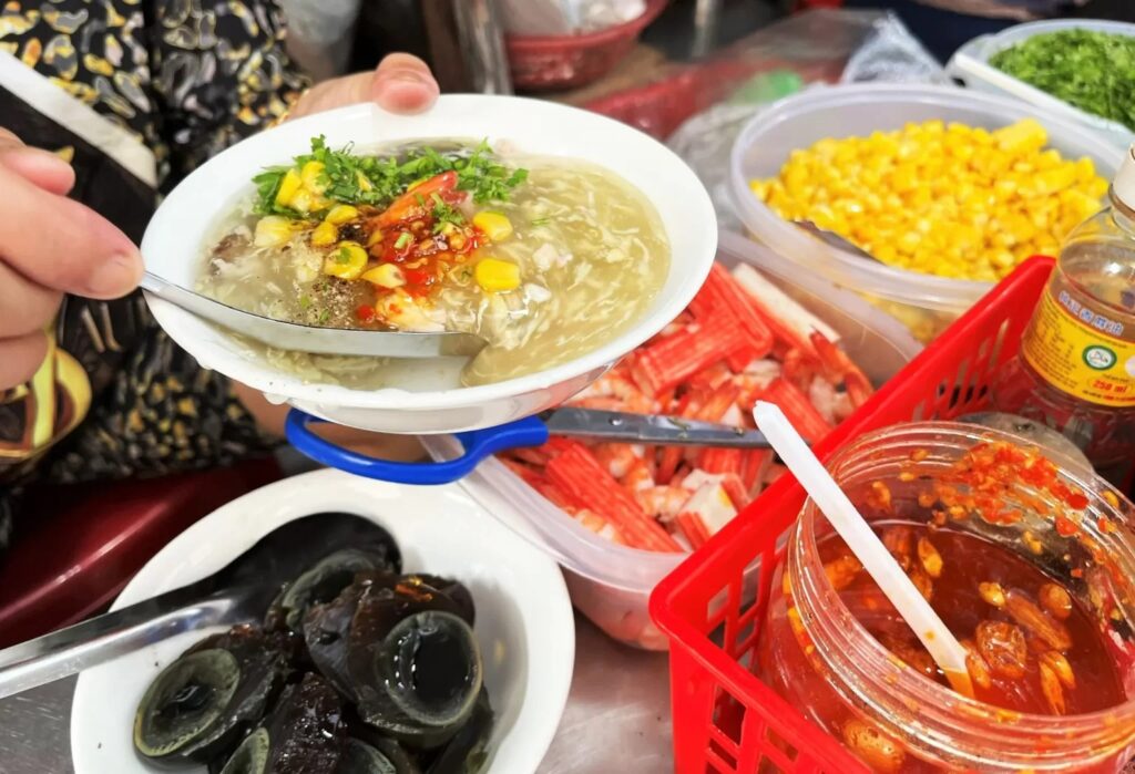 Best Cheap Eats in Saigon : Alley 200 Xom Chieu, Dist 4