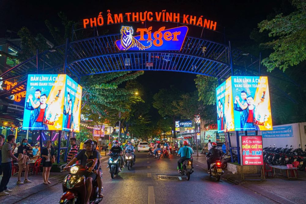 Vinh Khanh Snail Street : seafood and snail dishes