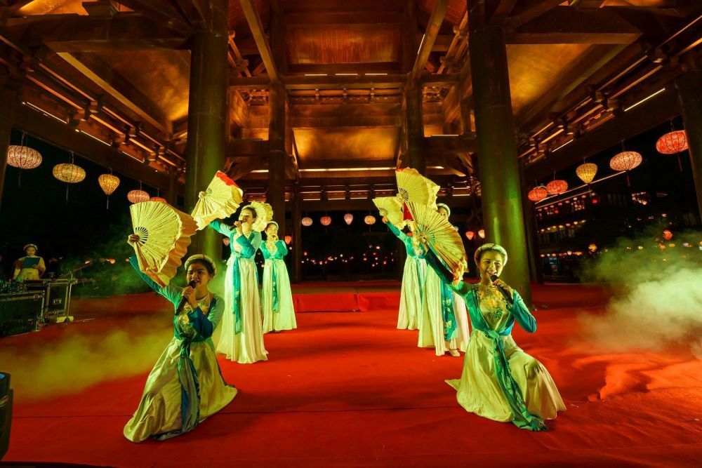 Hoa Lu Ancient Town - Traditional performance