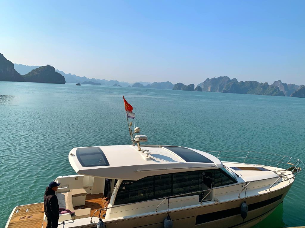 Luxury Day Tour to Halong Bay by Charter Helicopter and Private Yacht